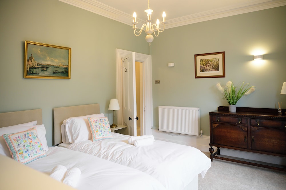 Buxton Bliss - Spacious 5 Bedroom House view 3