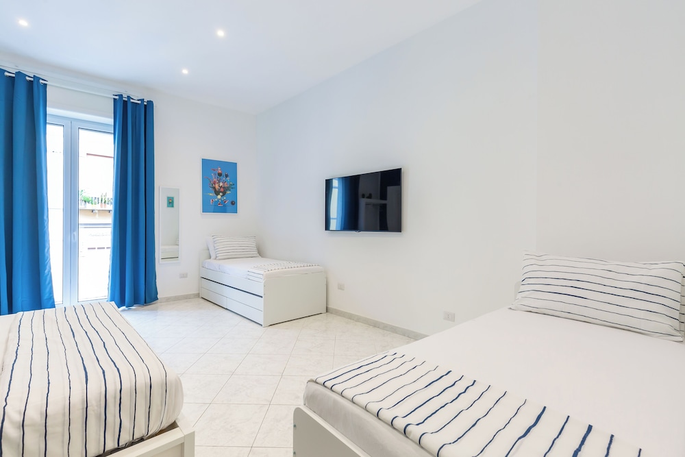 White&Blue Apartment at Sanità by Wonderful Italy