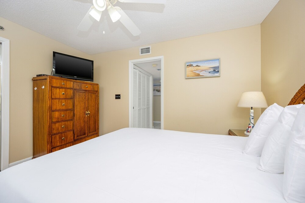 Phoenix Vi 6701 3 Bedroom Condo