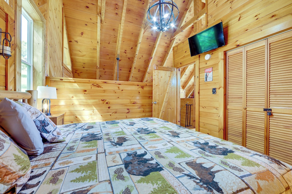 Mins to Dollywood: Boujee Bear Cabin w/ Hot Tub!