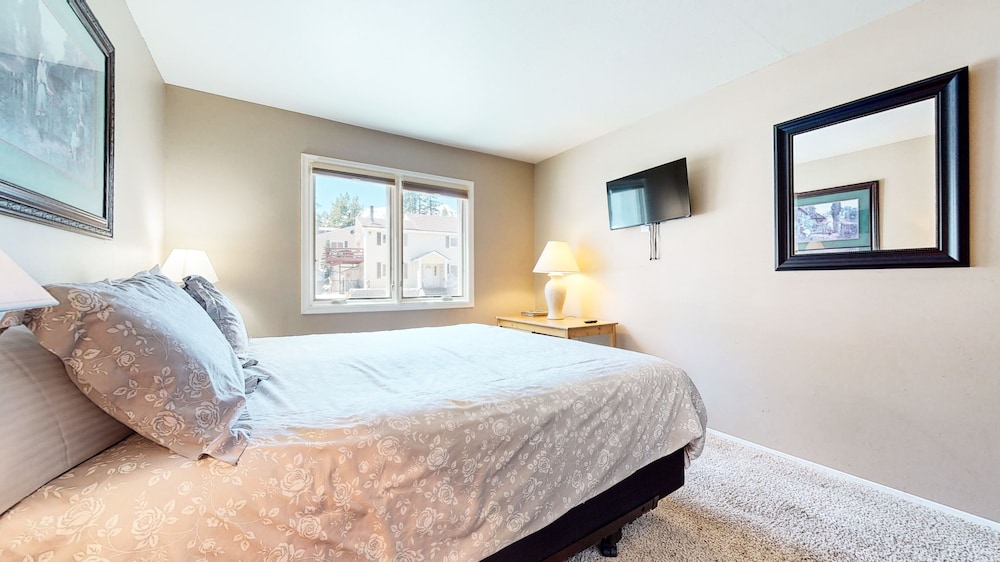 Lakeview Villas #27 3 Bedroom Condo by RedAwning view 3