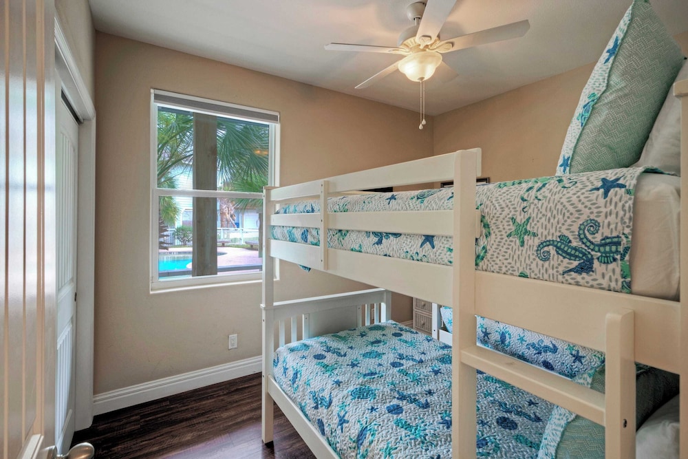 2 Homes in Las Palmeras by Avantstay Sleeps 18, Resort Pool + Private Patio Walk to Town, Golf Cart Zone