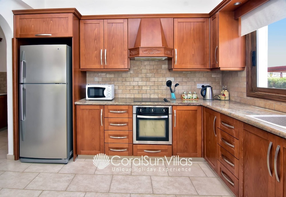 Family Villa Short Walk To Coral Bay Strip 5 Min and Pub, Shops etc