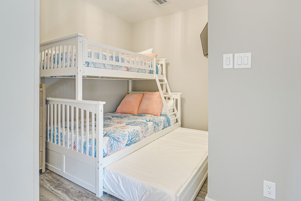 1 Mi to Galveston Beach, Seawall: New Tiny Home!