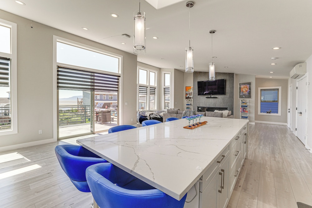 Sleek Ferndale Home w/ Ocean & Mountain Views! view 2