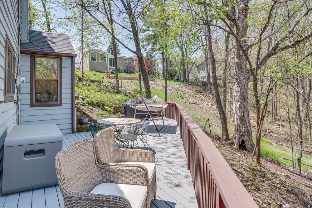 Charming Cottage: Steps to Lake Wandawega!