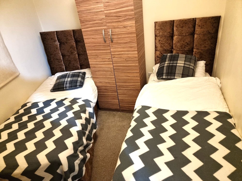 Central 2-bedroom Apartment, Chelmsford, Parking view 4