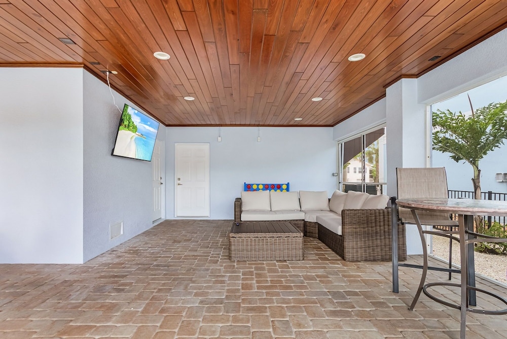 571 Seabatical: Canal Front With Pool! 5 Bedroom Home