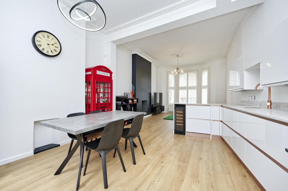 Beautiful Battersea Garden Flat by Underthedoormat