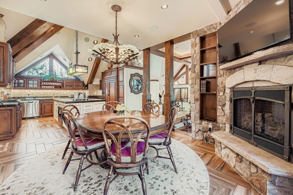 Fairway Drive Retreat 6 Bedroom Home