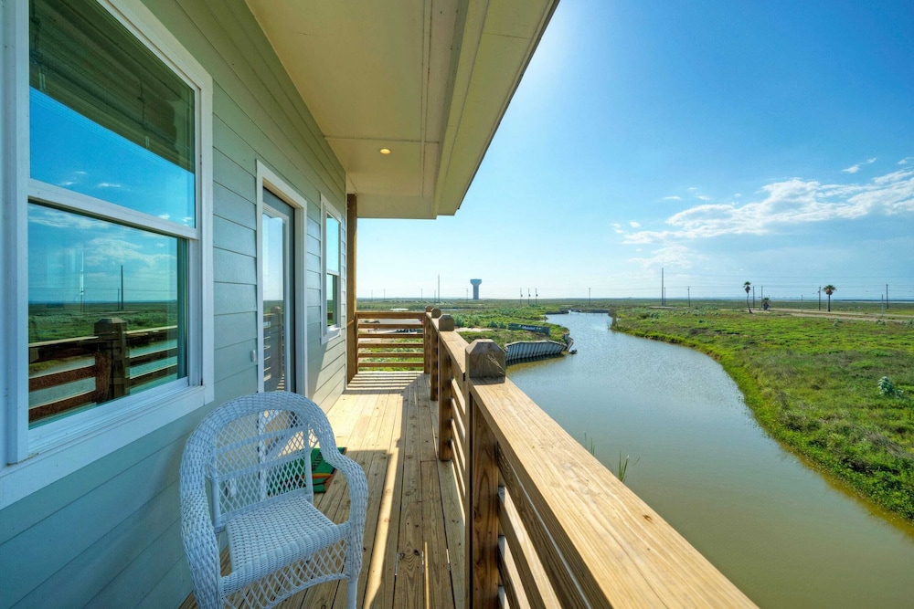 Sleeps 20 2 Homes w/ Beach Boardwalk Access, Water Canal Views, & Priv Pools
