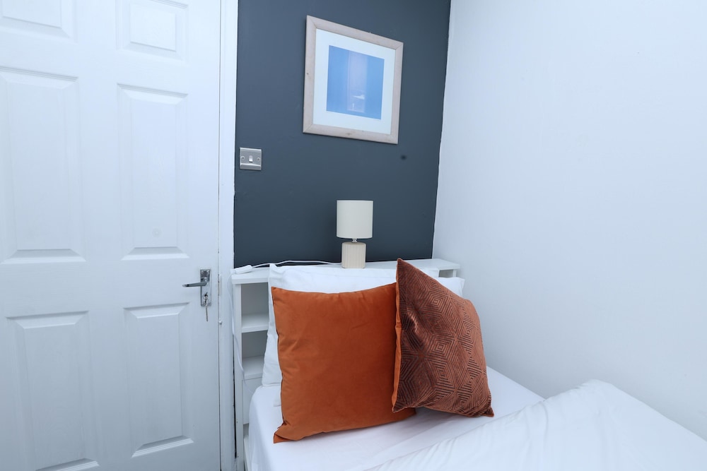 Beautiful 4-bed House in Erith view 3