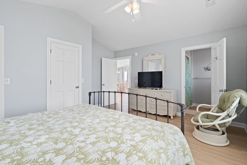 That's It 4 Bedroom Home by RedAwning view 3