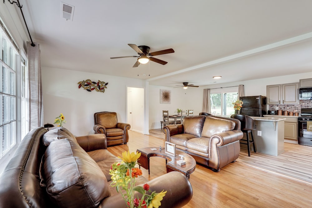 Group Getaway w/ Fenced Yard & Pool Table in Wrens