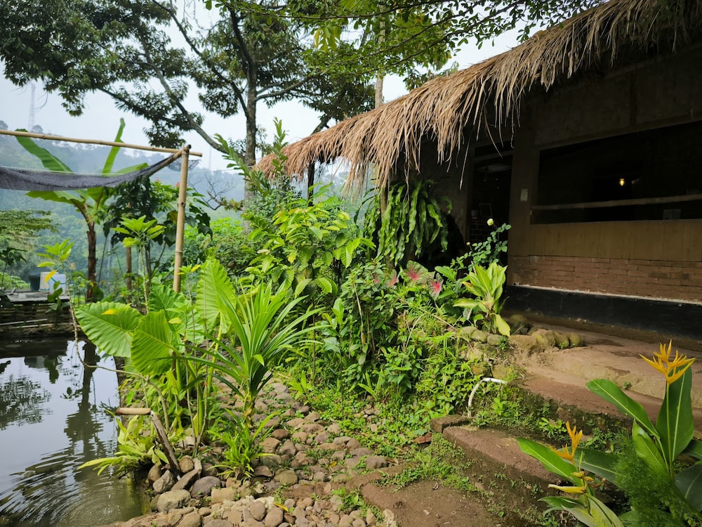 OZ Cabin by Farmstay Managel