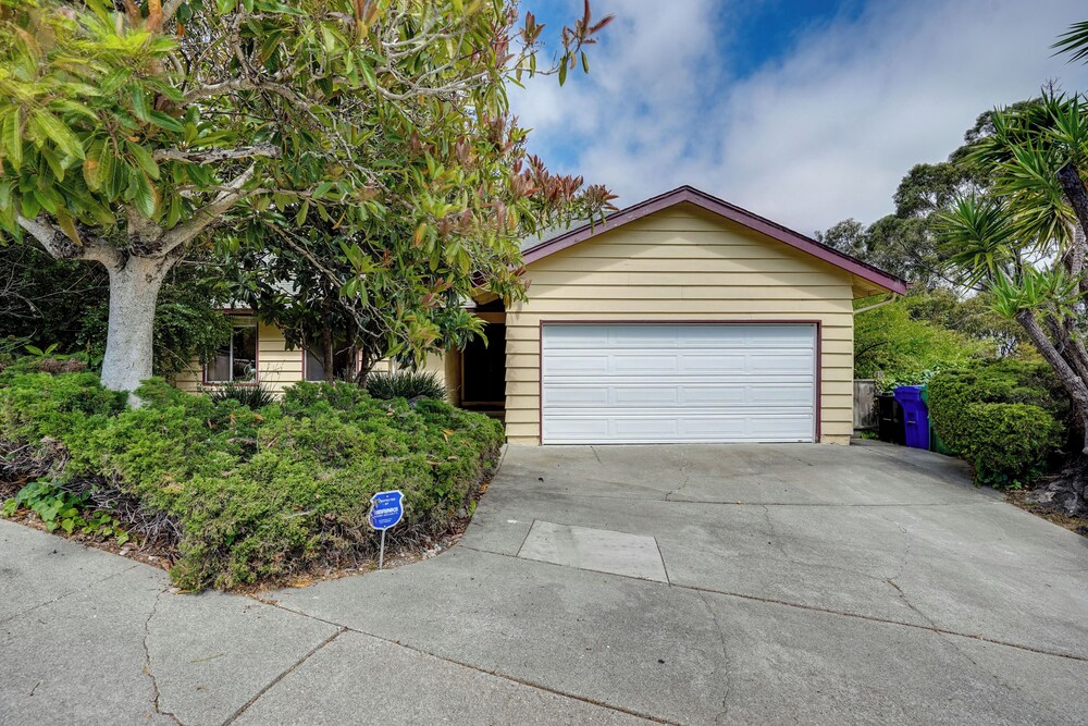 Near Golf, Trails & Parks: Lush Pinole Retreat
