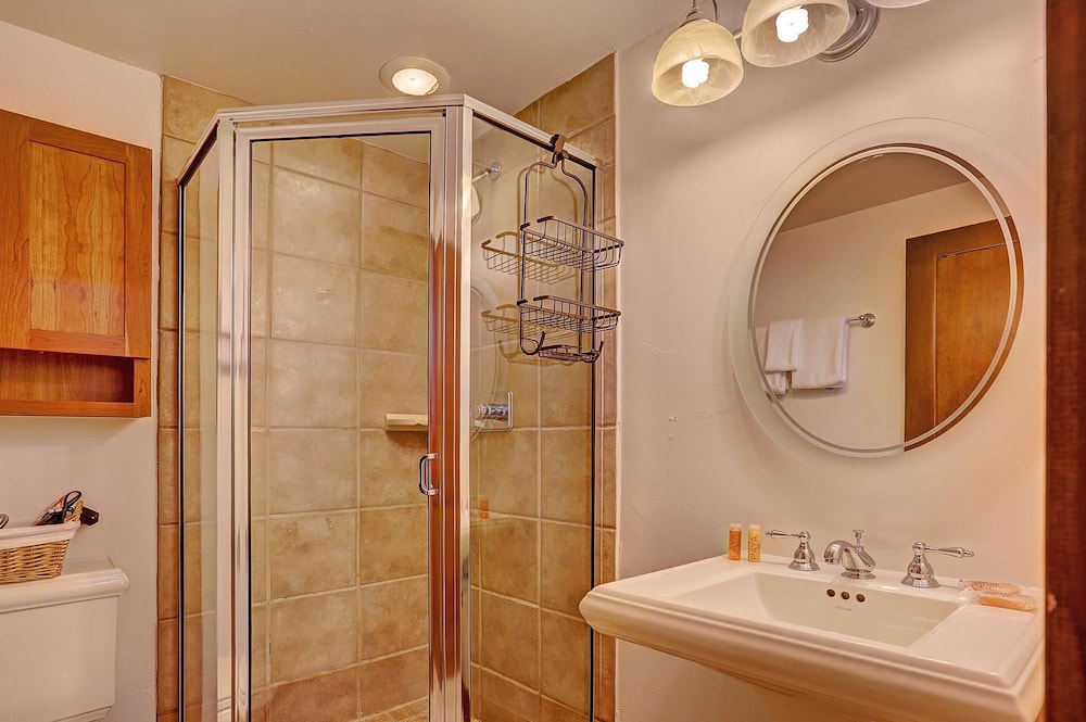 Mountain Ridge  2 Bedroom Townhouse by RedAwning