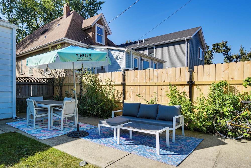 2 Mi to Logan Square: Pet-friendly Unit w/ Yard!