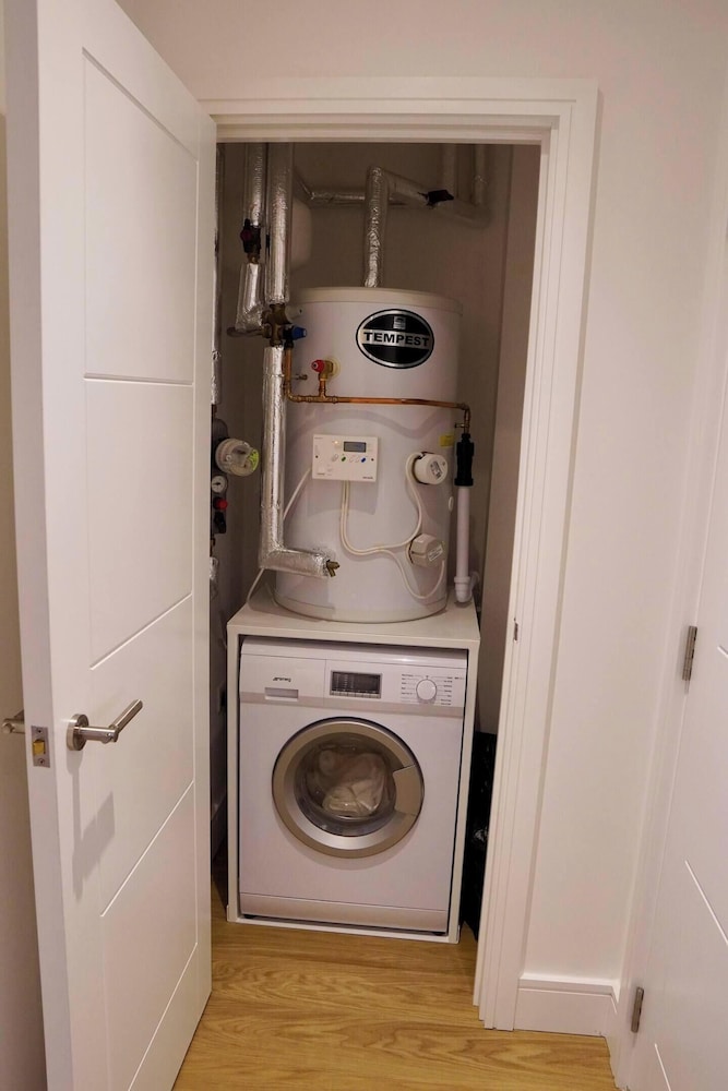 1 Bed Apartment- Sleeps 2, Parking, Pets Allowed