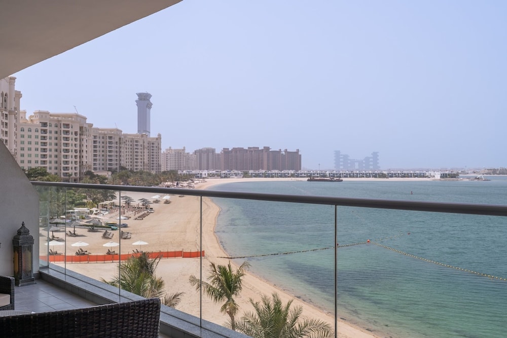 Peaceful and Airy 1-bedroom Apartment With the Palm Beach View