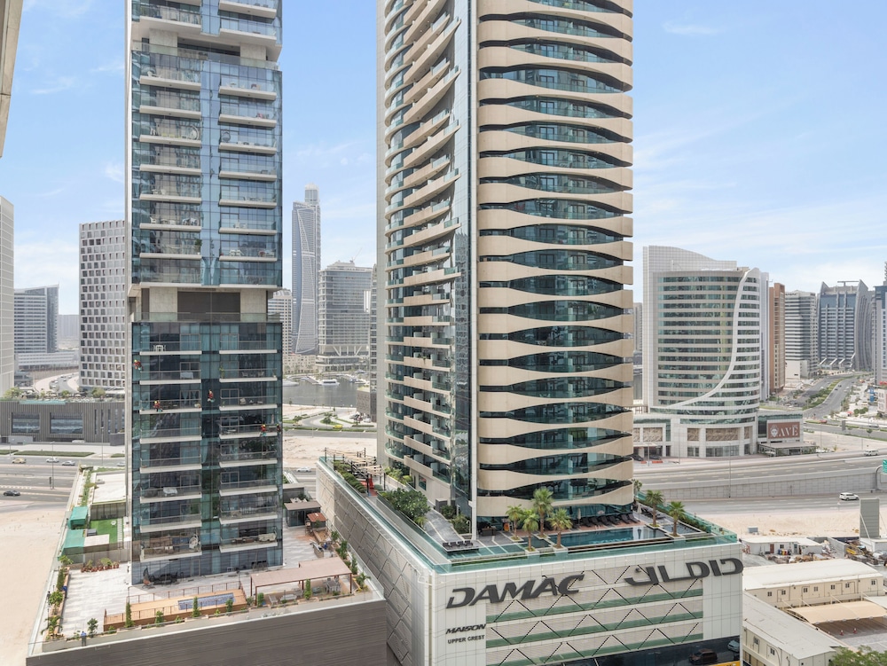 Elegant Apartment Amidst Vibrant Area with Balcony