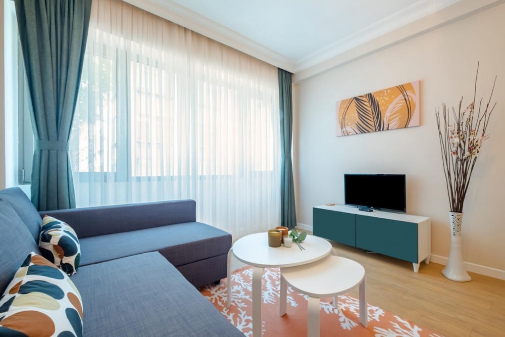 Spectacular Flat Near Bull Statue in Kadikoy