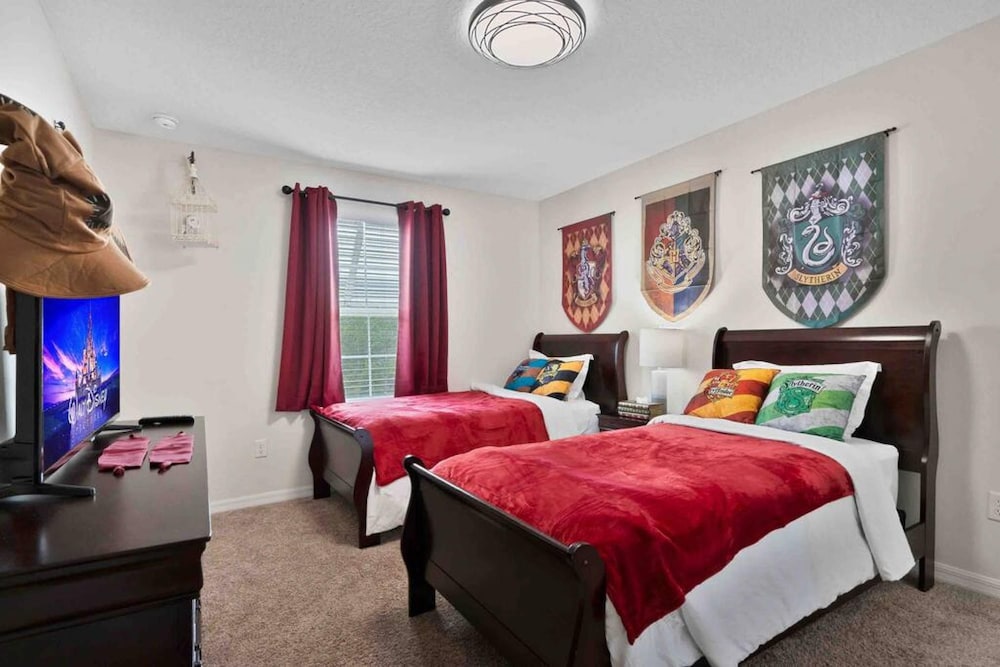 Super Snug- FUN Themes Pool Tons OF Amenities