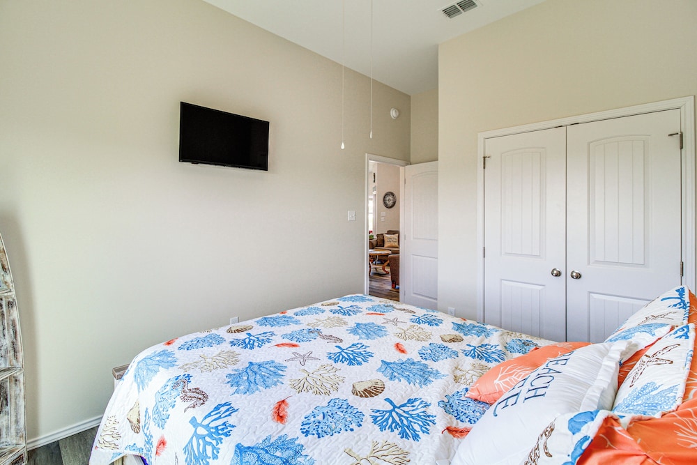 Walk to Water! Home w/ Pool Access in Rockport