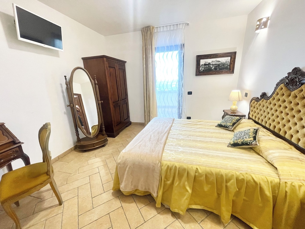 Charming Villa in Umbria - Sleeps 16 - Lake View - Pool, Jacuzzi and Events Room