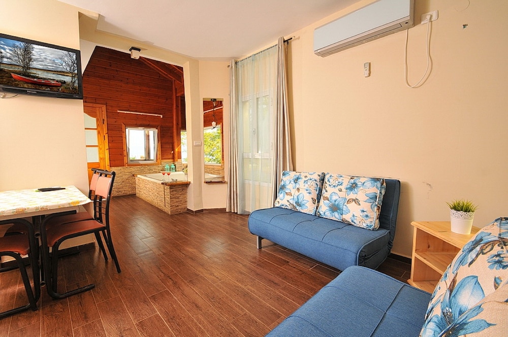 Mul Kineret Suites