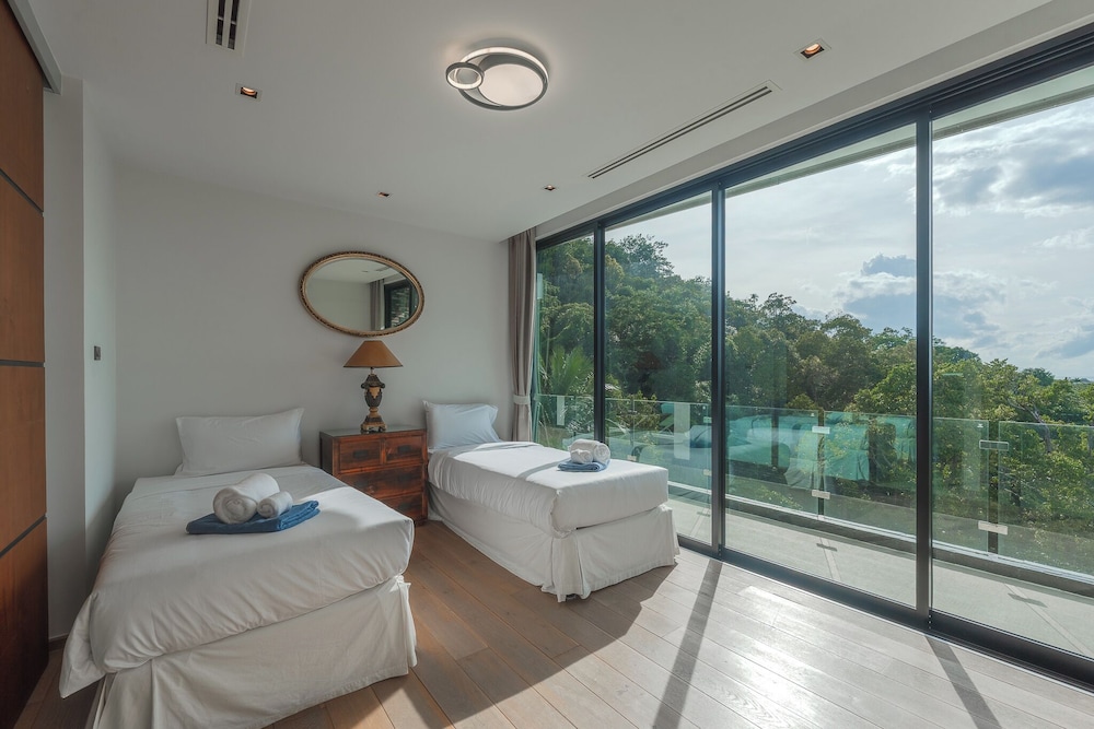 4BRHilltop Villa Pool Views Jacuzzi V203