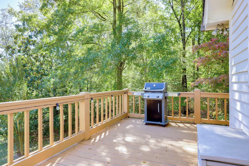 Fire Pit & Kayaks: Lake Oconee Waterfront Escape!