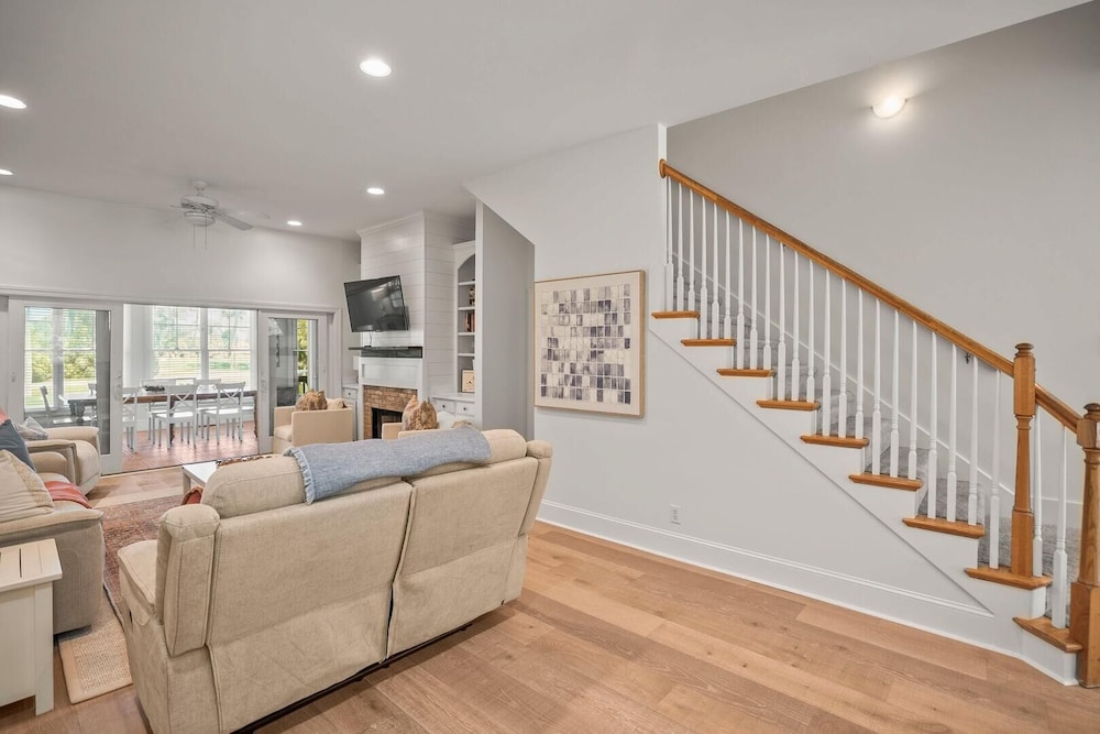 Spacious 7 Bedroom 5.5 Bath on Ocean Creek Golf Course!
