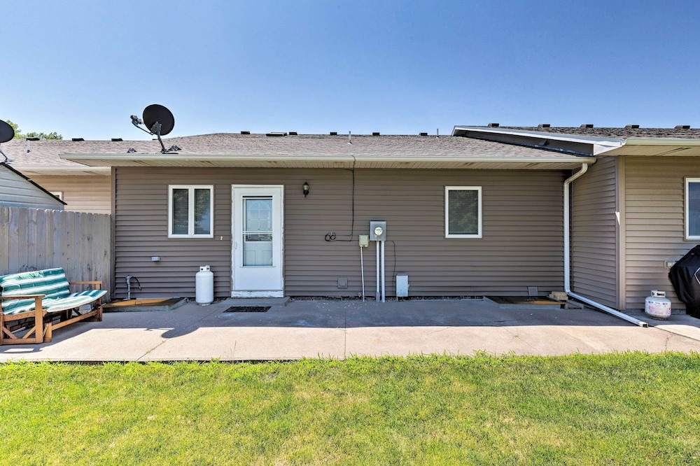 Elwood Townhome w/ Patio - 7 Mi to Johnson Lake view 3