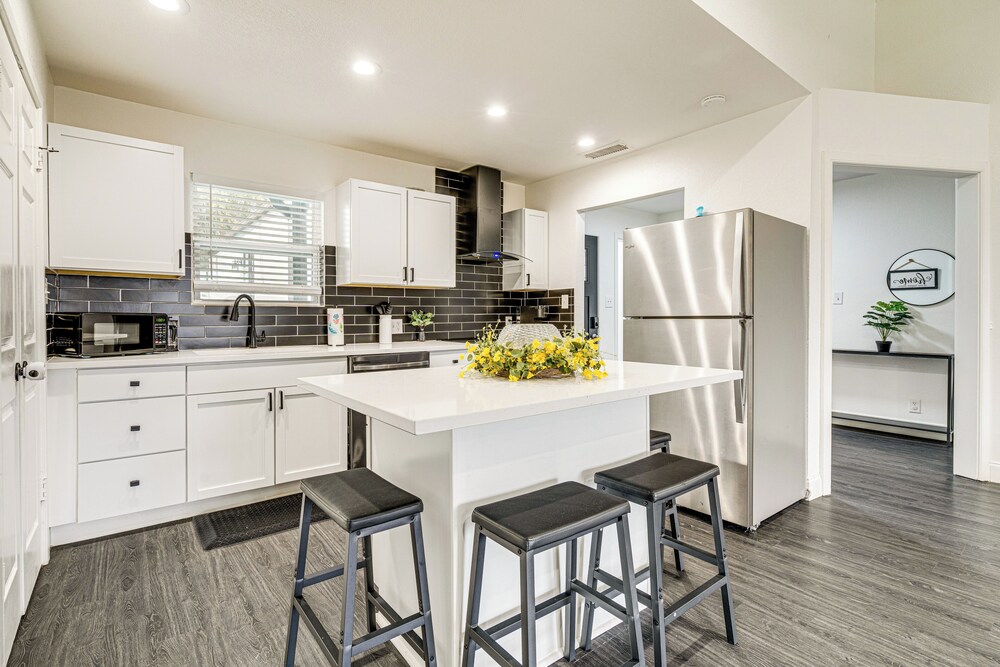 Private Hot Tub & Golf Course Views: Lakeway Gem