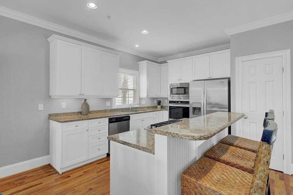 6 10th Avenue by Avantstay Steps to the Beach Pool 2691 Sqft
