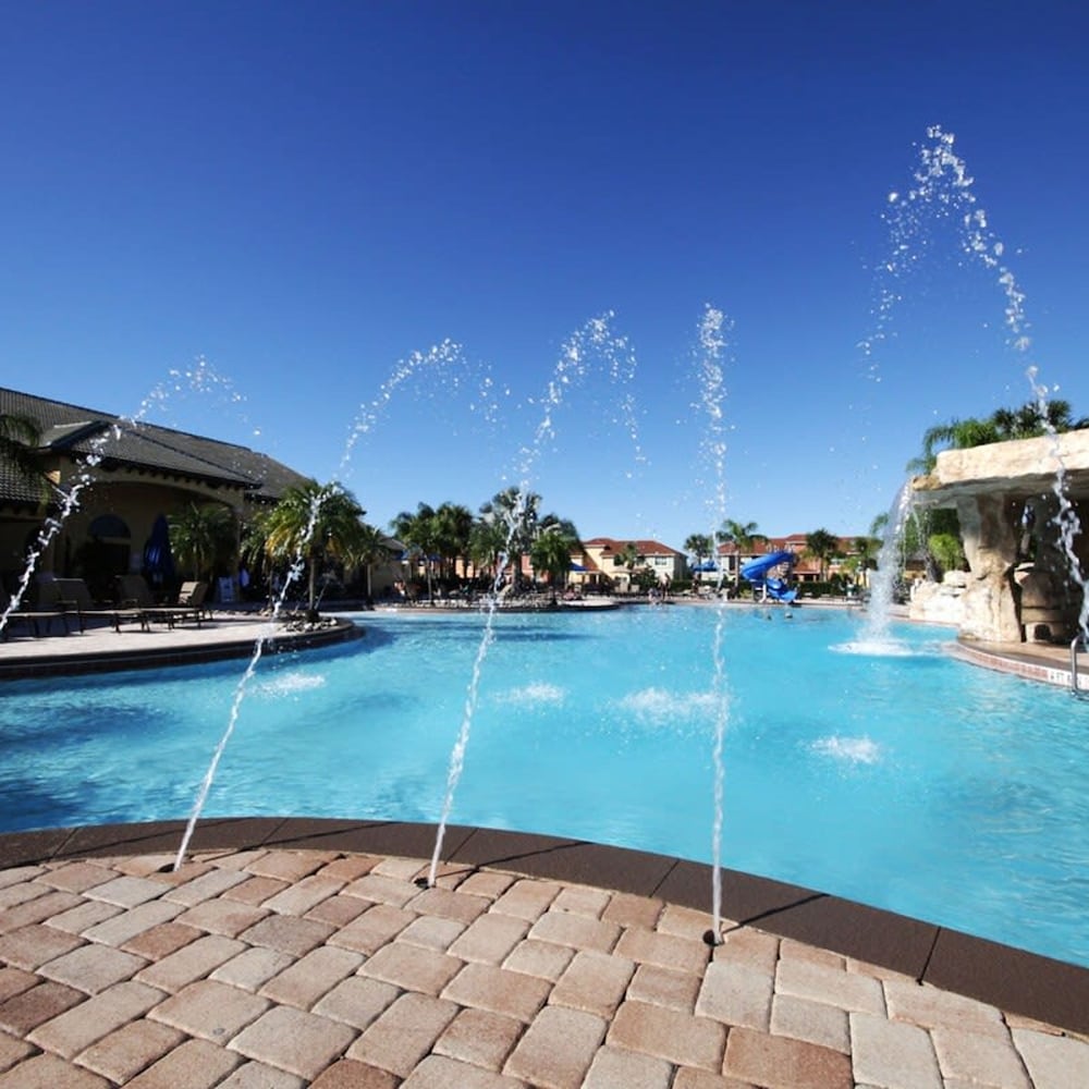 8950 Amazing 5BD Home With Pool
