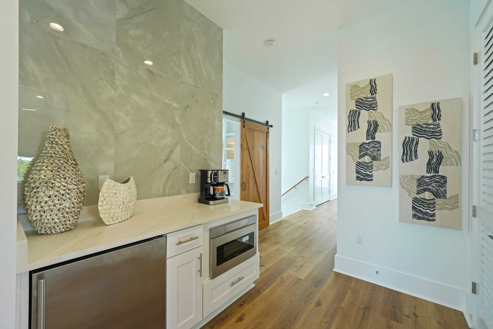 Sleeps 39 2 Luxe Homes w/ Free Golf Cart, Private Pool+spa 3 Blocks to Beach