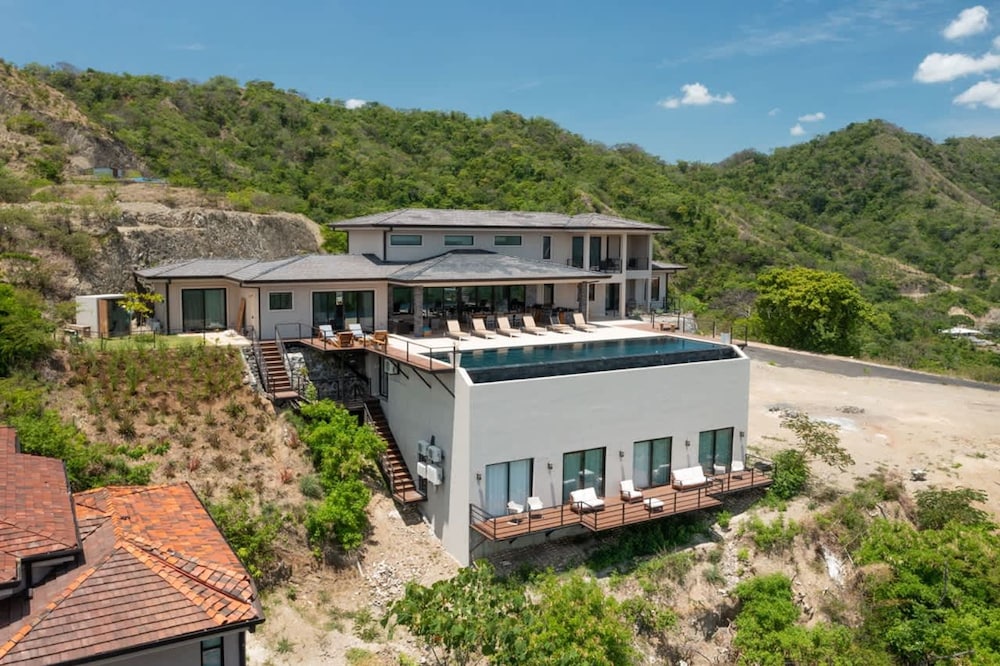 w Breathtaking 9BR Villa in Costa Rica