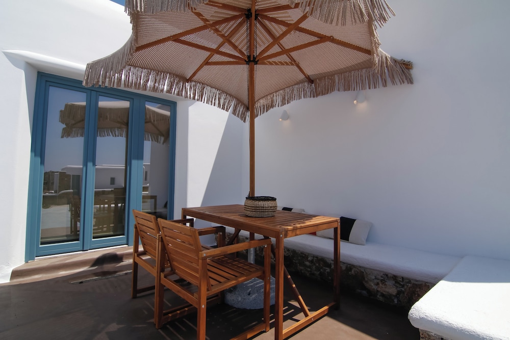 Thronos Suites