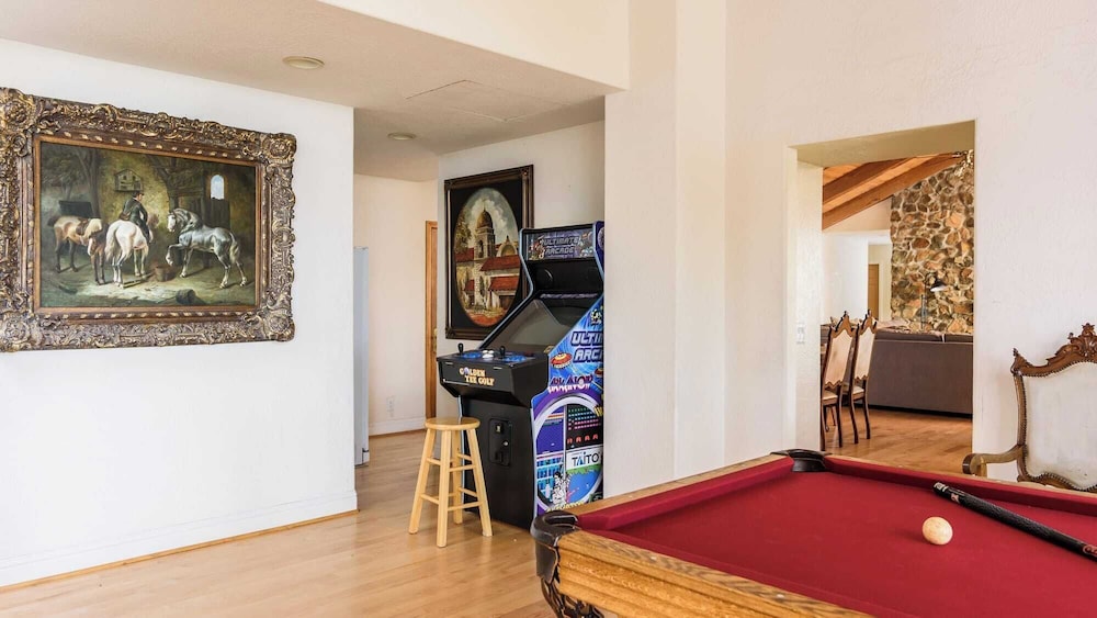 Resort-style Estate w/ Pool, Game Room & Tennis Court Near Wineries The Tennis Ranch by Avantstay
