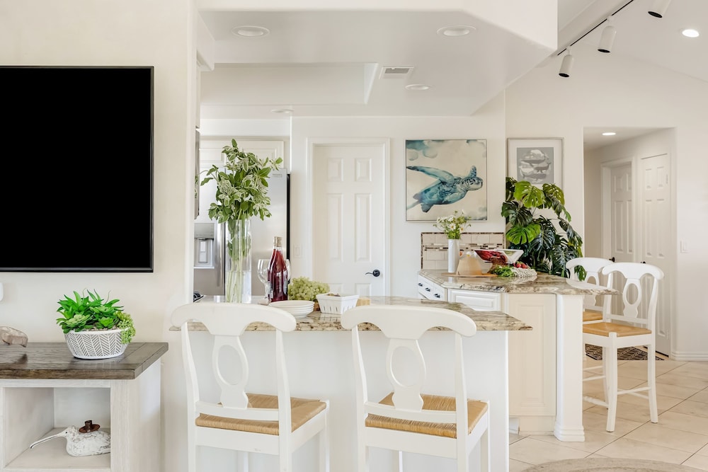 Shoreline Villa by Avantstay Steps to the Beach Bay Pier