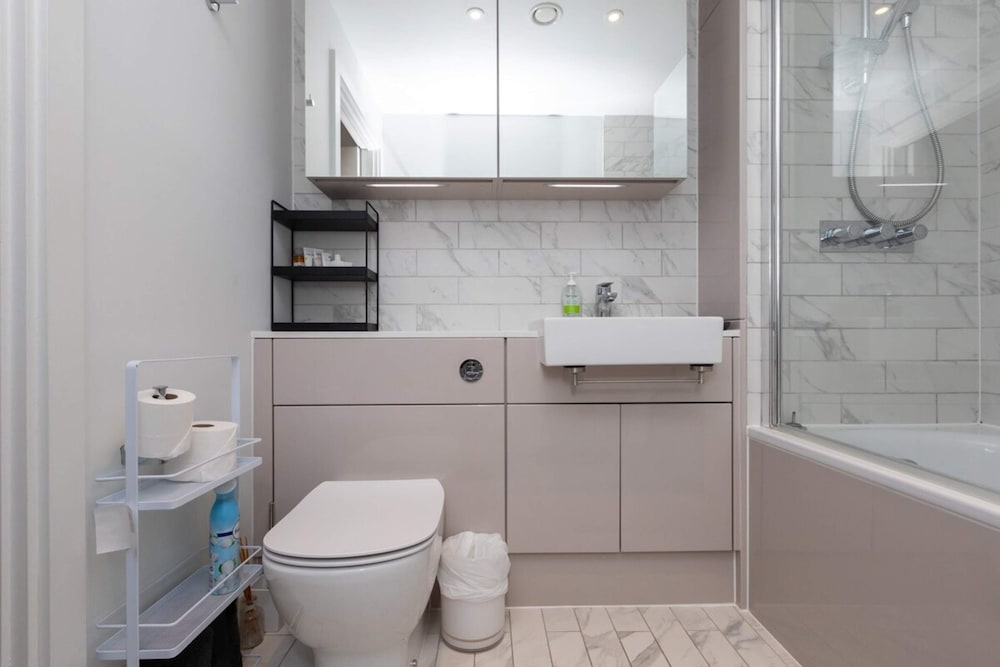 Pristine 1BD Flat W/balcony - Elephant & Castle!