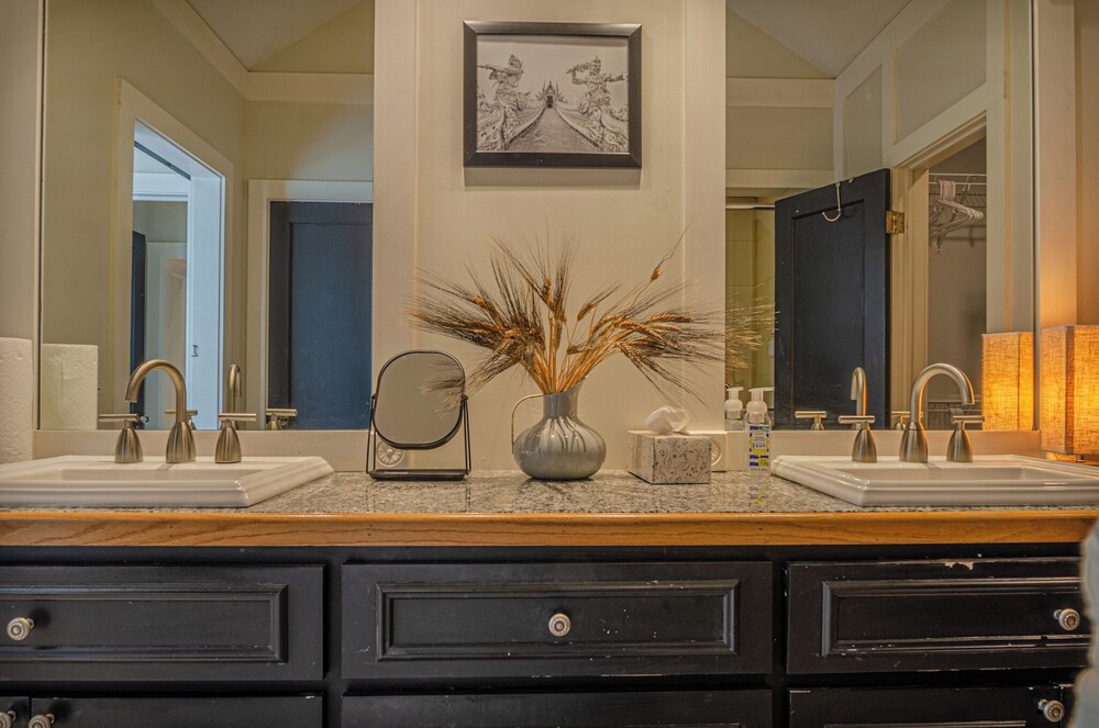 Spacious 3BR Midtown Home - Grad Family