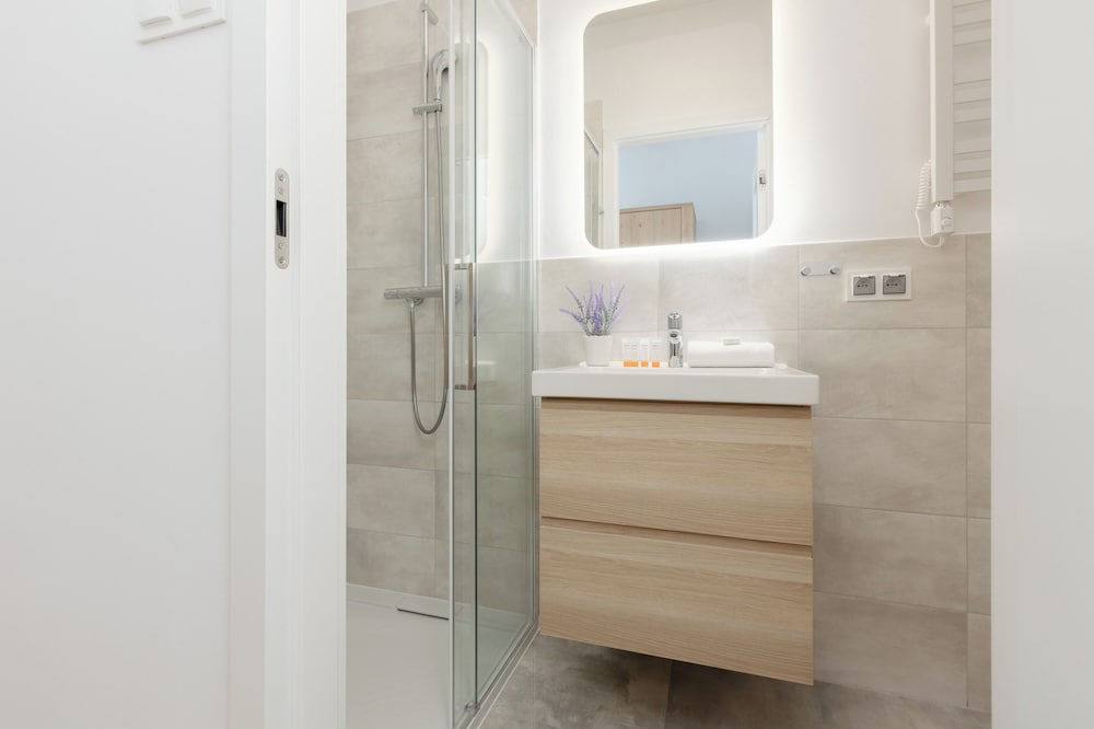 Łopuszańska Apartment Warsaw by Renters