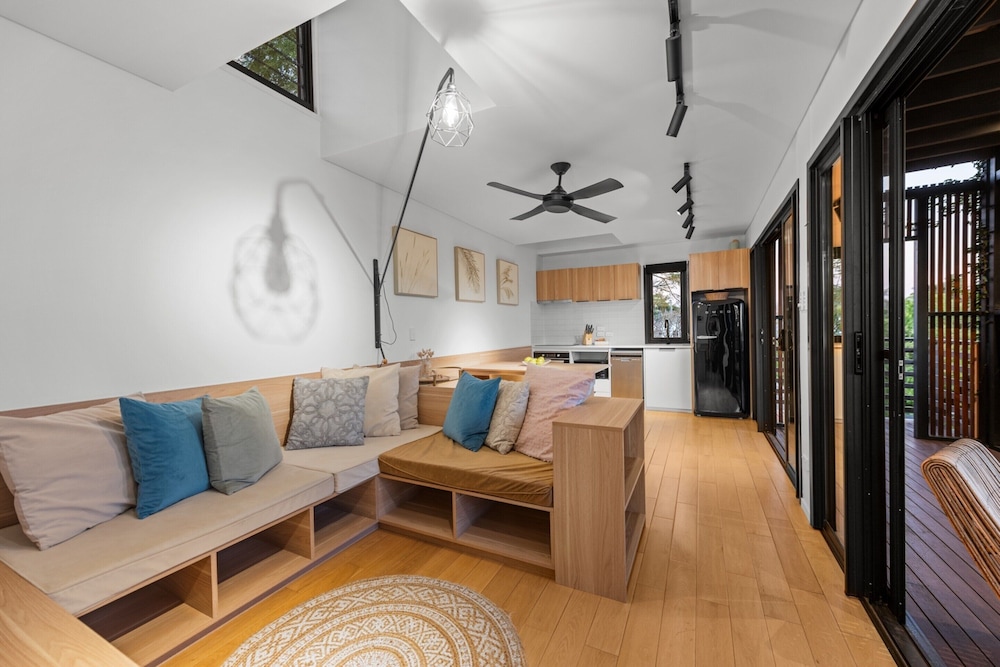New Farm Apartment With Balcony & City Views
