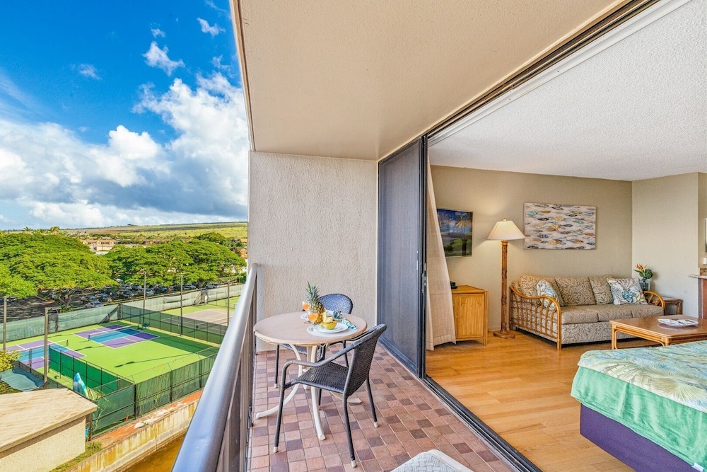 Kaanapali Shores Studio 642 Studio Bedroom Condo by RedAwning