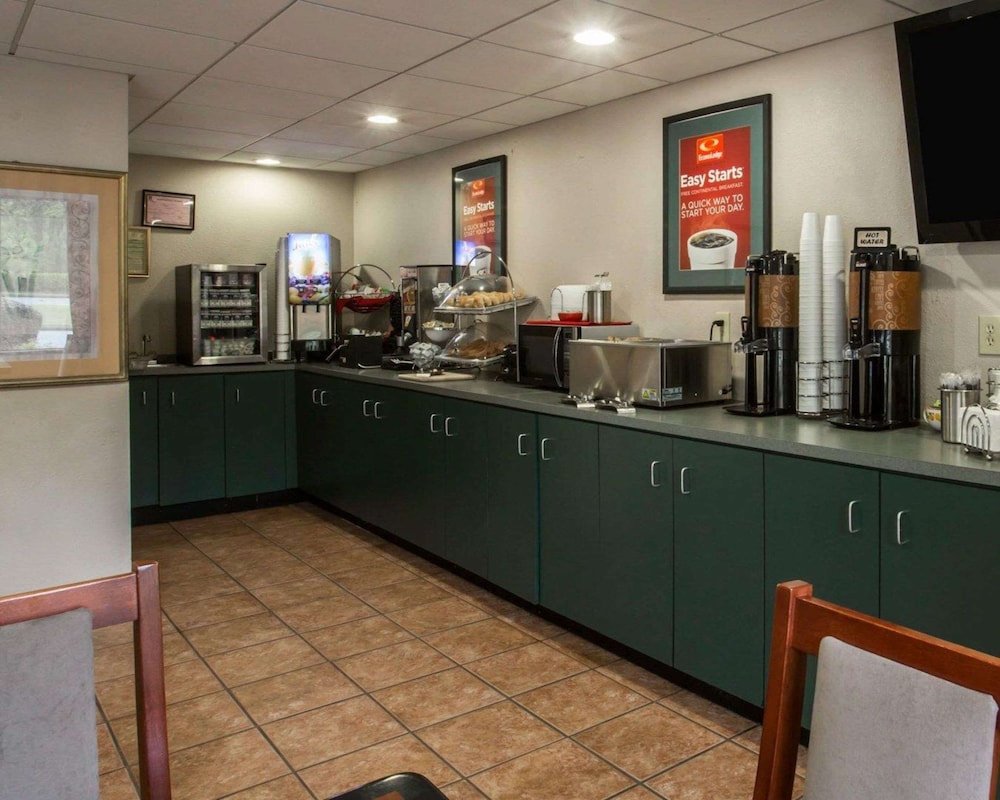 Econo Lodge Inn & Suites Columbus near Fort Benning