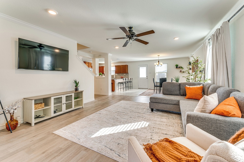 Spacious Home 11 Mi to San Antonio River Walk