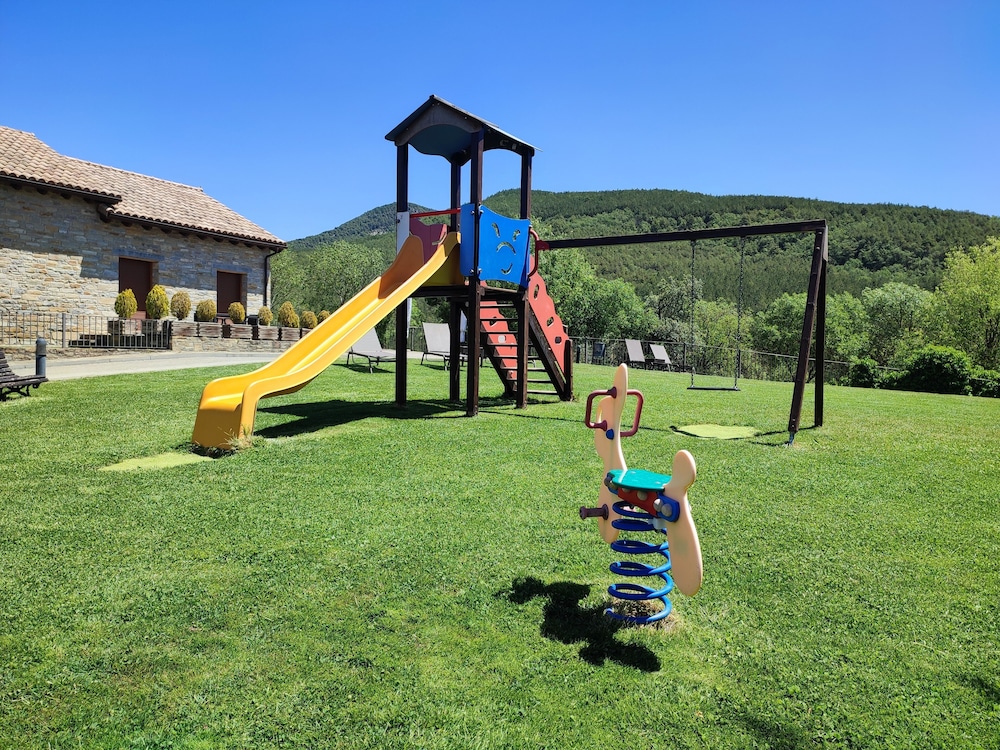 Casas Pirineo Aínsa: Historic Palace & Garden